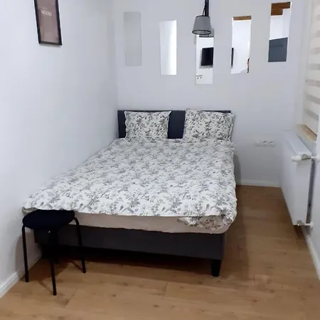 Apartament 4 *